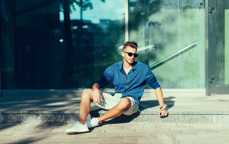 wearings shorts above the knee is one summer trend in mens fashion